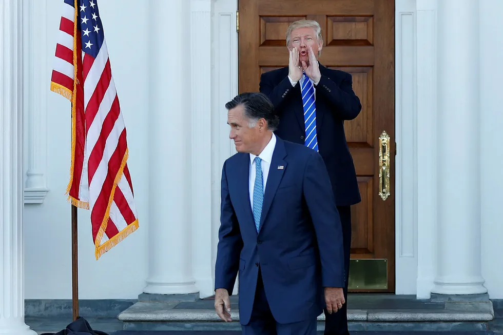 Senator Mitt Romney utfordrer nå åpnent president Donald Trump. Her fra et møte mellom de to på Trump National Golf Club Bedminster, like etter at Trump vant presidentvalget i november 2016.