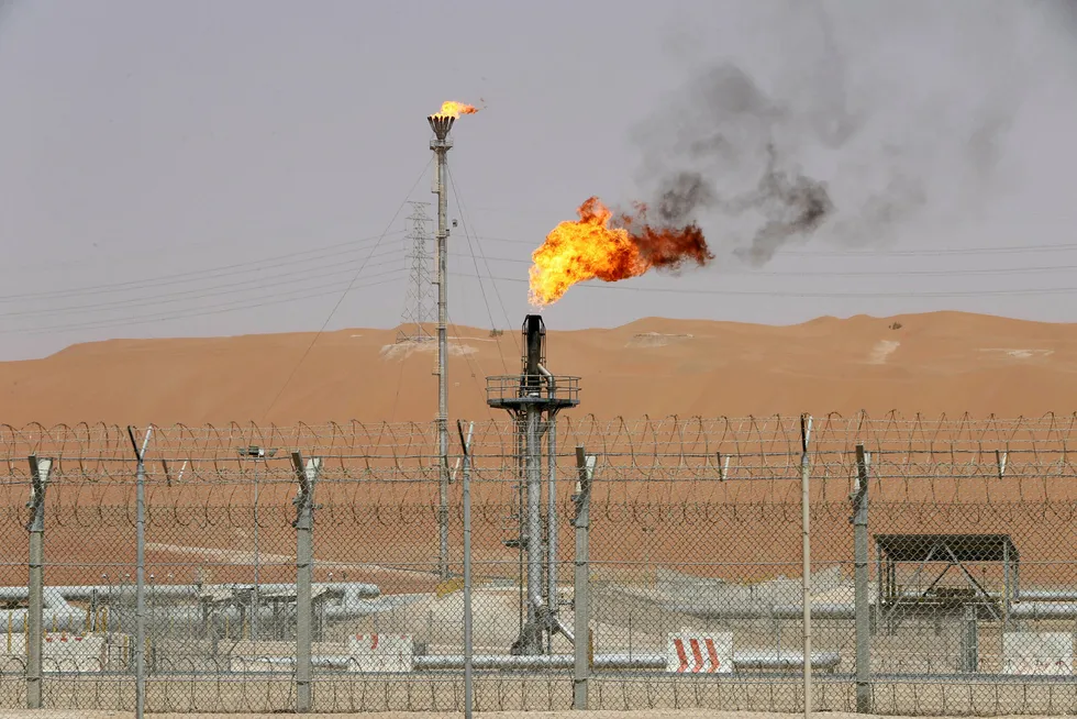 Bildet viser et av Saudi Aramcos produksjonsanlegg på oljefeltet Shaybah i Saudi-Arabia.