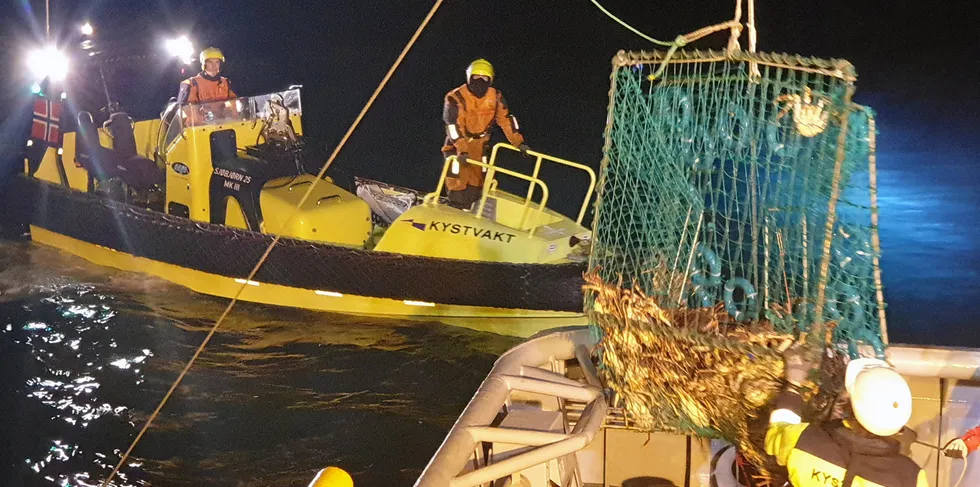 Den omfattende kongekrabbekrim-saken fortsetter i Vadsø. Her kongekrabbe-aksjon ved Kystvakten.