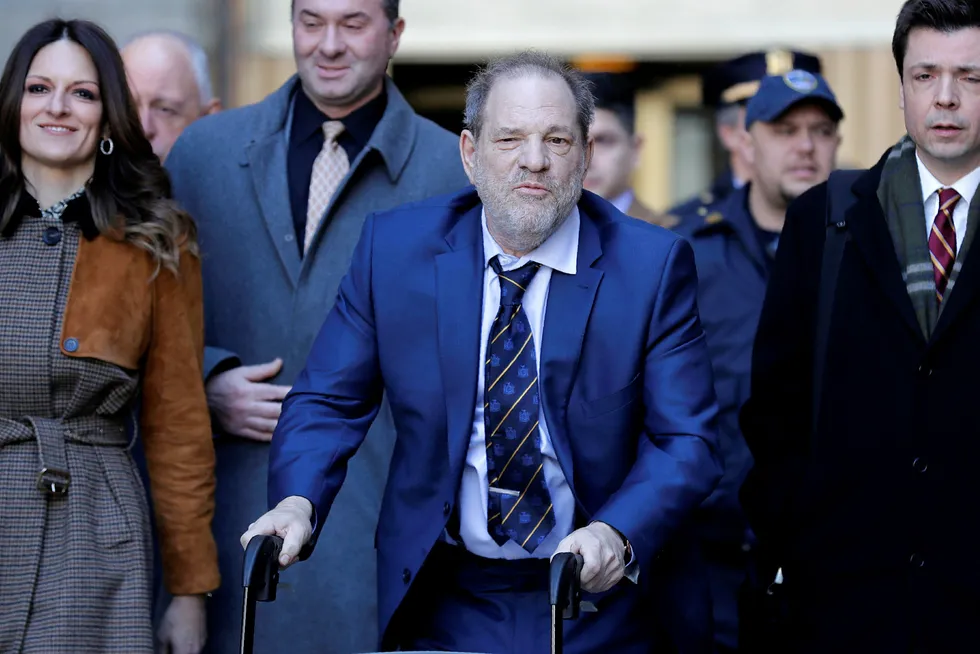 Harvey Weinstein på vei ut av rettsbygningen på Manhattan etter avslutningen av rettssaken mot ham. Foto: Seth Wenig / AP / NTB scanpix