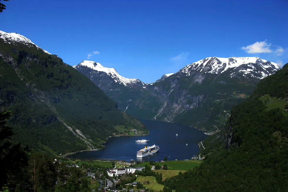 Det ventes rekordmange cruisegjester til Norge i år. Bildet viser Geiranger, et av de mest populære cruiseanløpene her i landet. Foto: Berit Keilen/NTB Scanpix