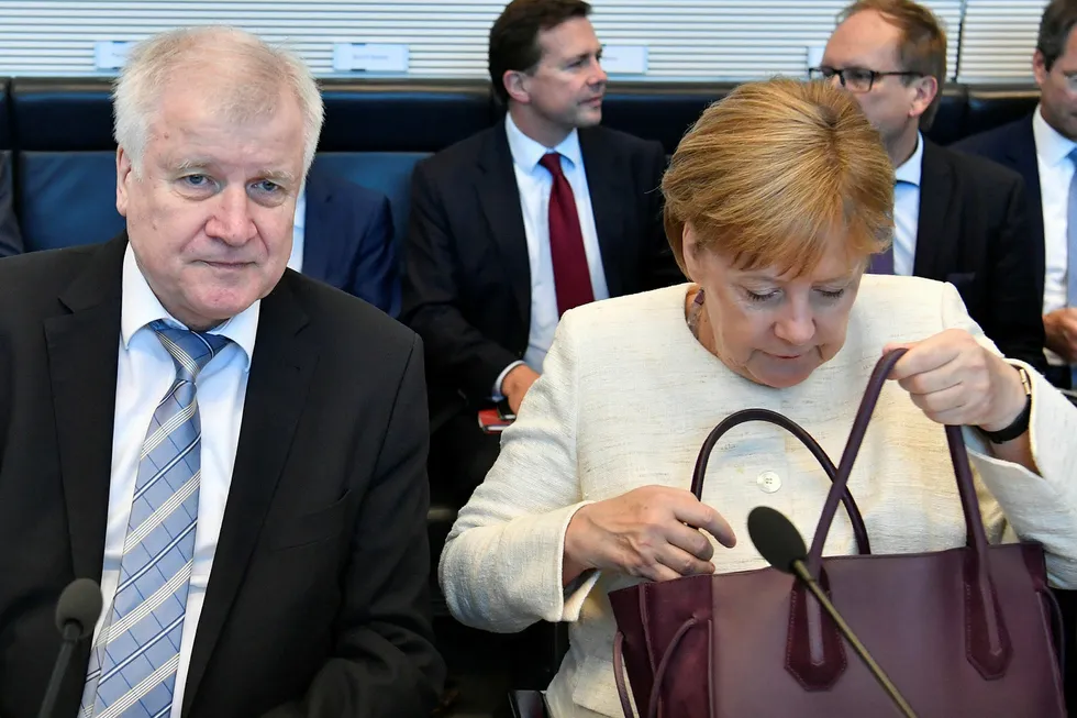 Tyskere flest mener innenriksminister CSU-leder Horst Seehofer burde trukket seg slik han truet med. Her sitter han sammen med forbundskansler Angela Merkel på et gruppemøte for CDU/CSU tirsdag. Foto: John Macdougall/AFP/NTB Scanpix