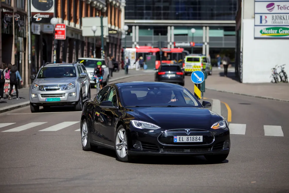 En Tesla i Oslo sentrum i august 2017. Ifølge investor Jim Chanos er selskapet strukturelt ulønnsomt. Foto: Javad Parsa