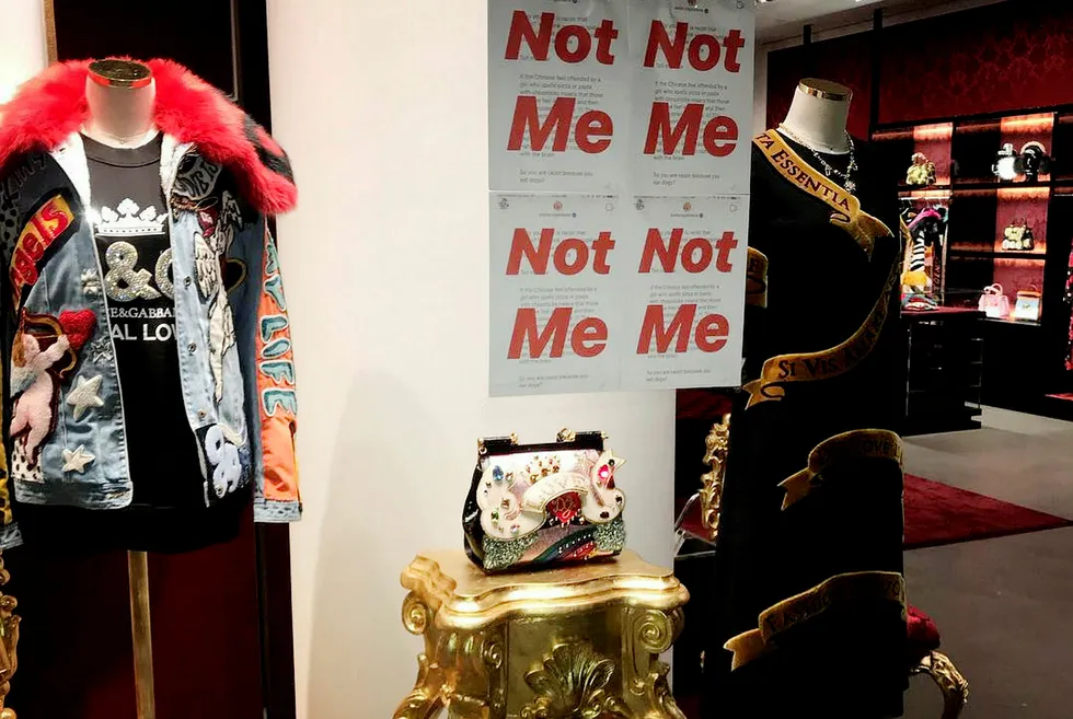 Italienske Dolce & Gabbana boikottes i Kina. I utstillingsvinduer er det satt opp plakater i protest mot uttalelser grunnlegger Stefano Gabbana kom med i en privat instagram-melding til en innflytelsesrik moteblogger.