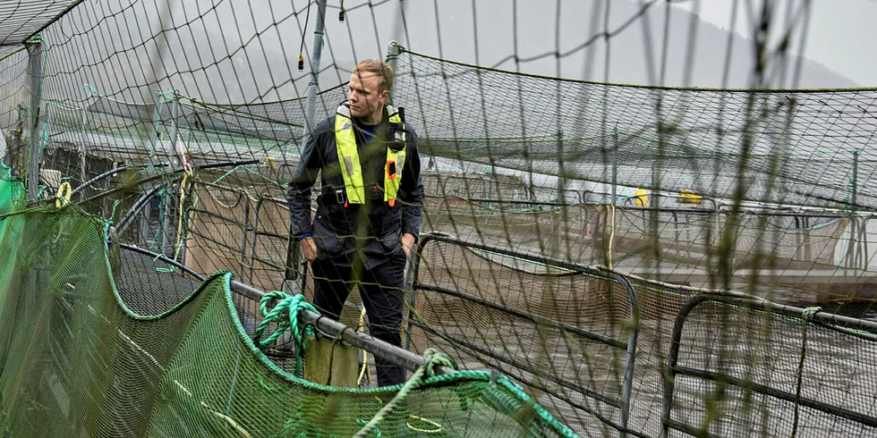 AVSLAG: Fylkesmannen i Vestland ga Eide Fjordbruk avslag på søknad om å samdrifte to lokaliteter. Her er daglig leder Sondre Eide på smoltanlegget i Skogseidvatnet ved Eide Fjordbruks hovedkvarter.