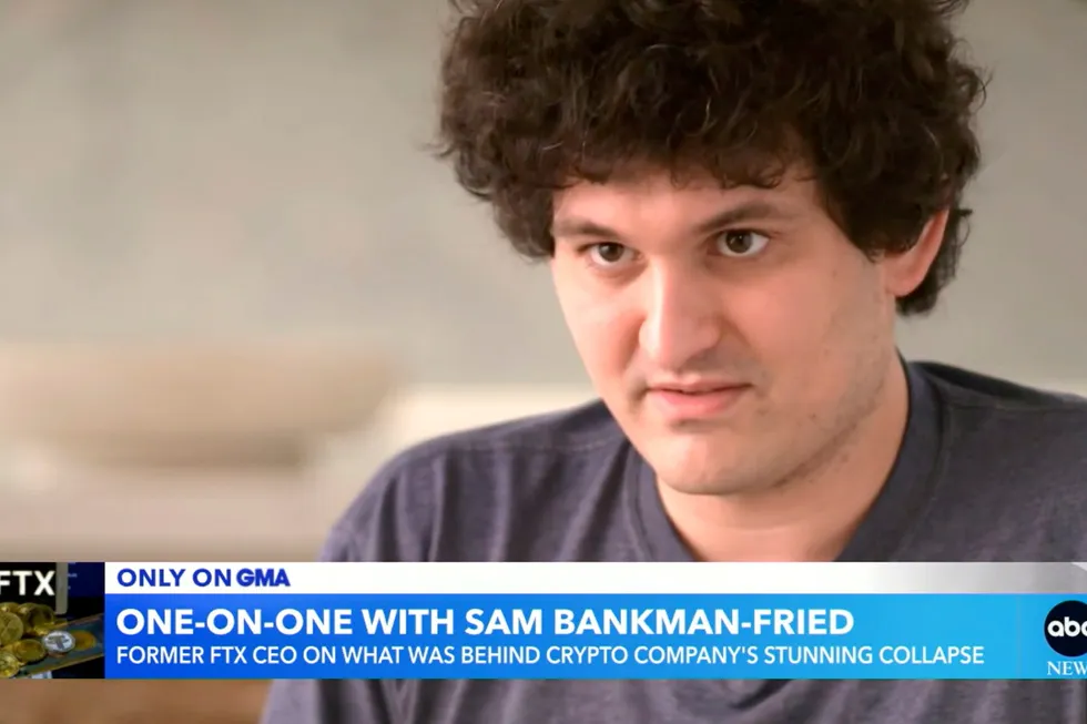 FTX-gründer Sam Bankman-Fried trosser sine advokater og gir intervjuer om den gigantiske kryptokonkursen i selskapene han eide. Her en skjermdump fra Good Morning America-programmet til ABC News.