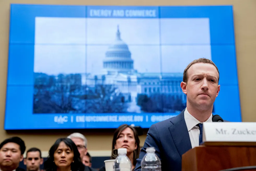 Mark Zuckerberg godtar et forlik med amerikanske myndigheter for brudd på Facebooks-brukeres personvern. Men boten på fem milliarder dollar er småpenger for Facebook.