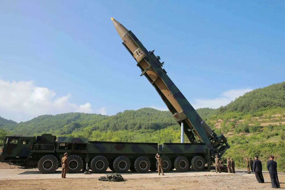 Nord-Koreas leder Kim Jong Un inspiserer her en rakett. Nå skal en av landets raketer ha landet innenfor Japans del av havet.