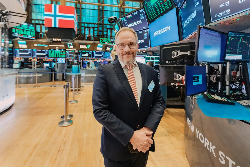 Arbeidende styreleder Tom Einar Jensen i batteriselskapet Freyr, avbildet på New York-børsen i 2021. Nå rømmer investorene.
