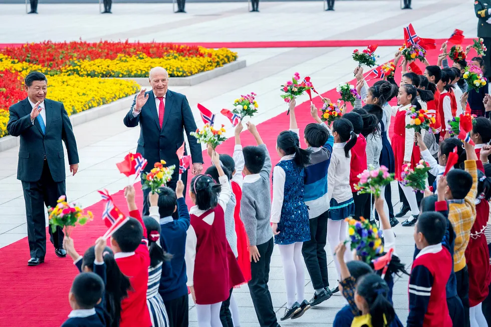 Kong Harald og Kinas president Xi Jinping (til venstre) hilser på barn under den offisielle velkomstseremonien utenfor Folkets store hall i Beijing tirsdag. Senere åpnet kong Harald næringslivsseminaret China Business Summit 2018 i Beijing. Der ble det signert 24 nye samarbeidsavtaler.