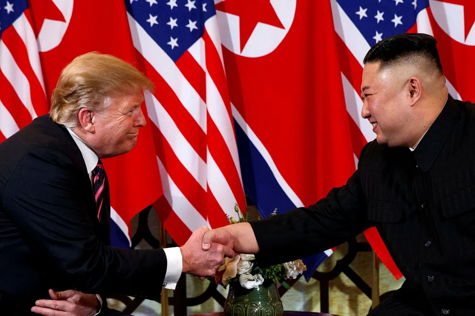 Donald Trump sier han og Kim Jong-un kom godt overens i Vietnam, selv om toppmøtet mellom dem ikke kan sies å ha vært en suksess. Trump sier han har stoppet nye planlagte sanksjoner for de er unødvendige akkurat nå. Arkivfoto: Evan Vucci / AP / NTB scanpix