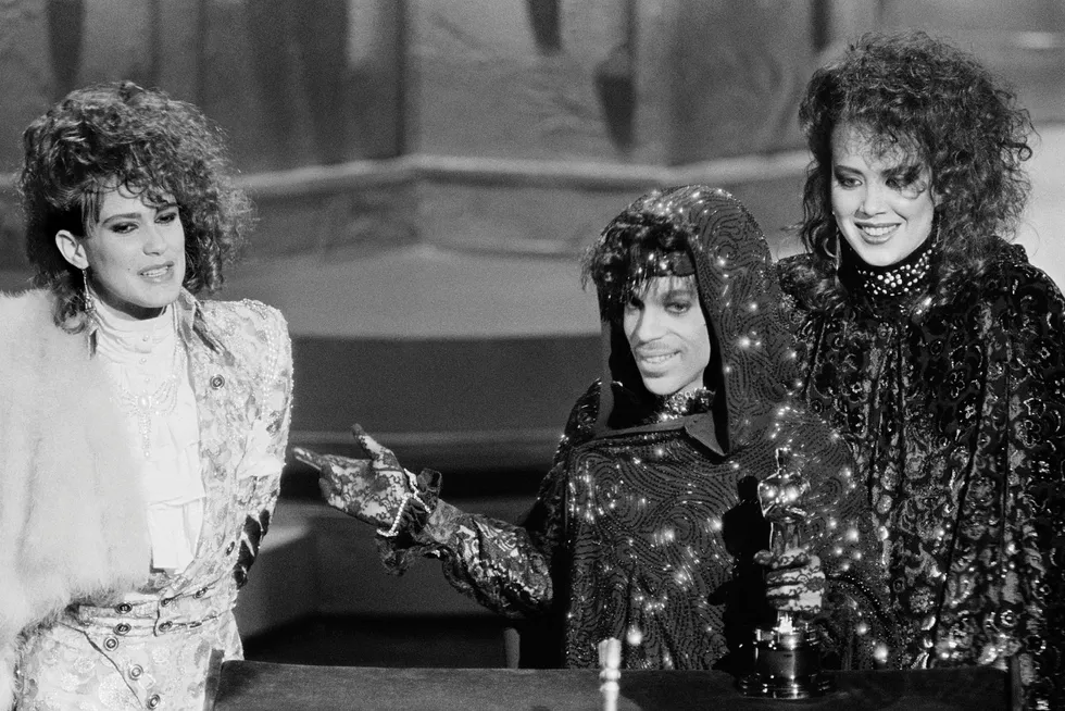 Drev musikken videre. Wendy Melvoin (til venstre) og Lisa Coleman flankerer Prince idet han mottar Oscar for filmmusikken til «Purple Rain» i 1985. Som musikere og samarbeidspartnere var de essensielle i den rivende utviklingen musikken hans gjennomgikk på midten av 80-tallet.