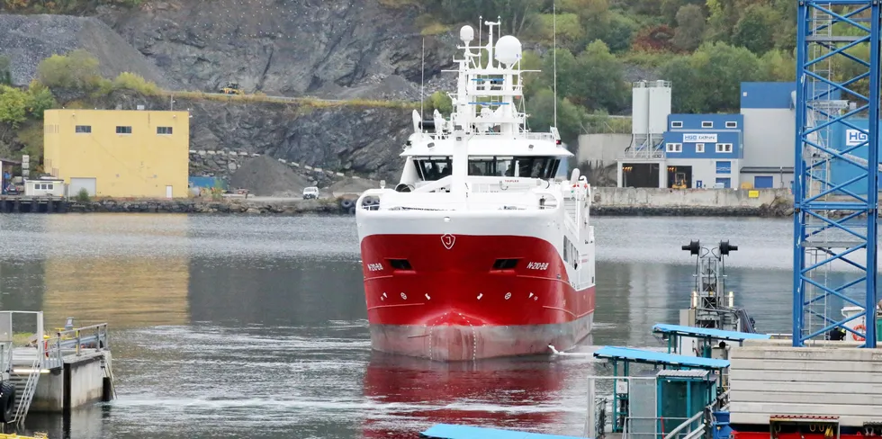 Nye «Vikanøy» ankommer her Harstad onsdag morgen, og på flo sjø gjøres det umiddelbart klart for dokksetting hos Hamek.