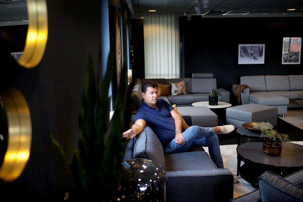 Daglig leder og storaksjonær Roar Høiland i Interstil slapper av i sitt møbel-showroom på Forus. Foto: Tomas Larsen