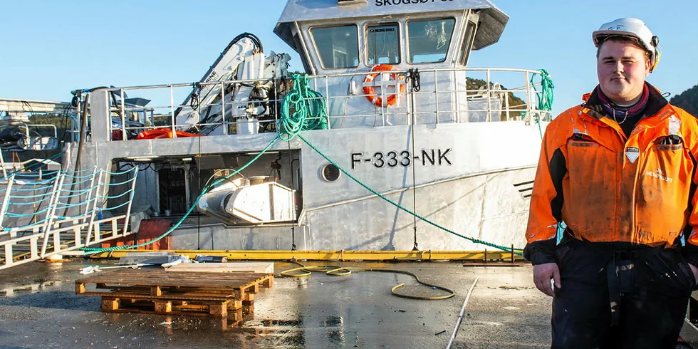 Fisker Jacob Edvard Heløy er godt fornøyd med garnbåten fra Skogsøy-verftet. Kameratene er fremdeles litt skeptisk til det umalte skroget ...