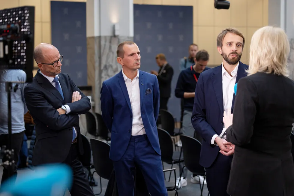 Fra venstre NHO leder Ole Erik Almlid, Stian Sigurdsen i Virke og næringsminister Jan Christian Vestre som blir intervjuet av NRK etter pressekonferanse om strømtiltak for næringslivet i Marmorhallen.