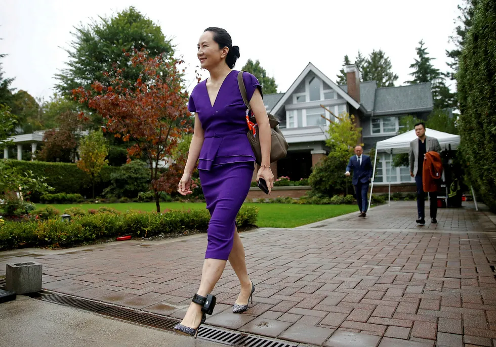 Huaweis finansdirektør Meng Wanzhou er under husarrest i en luksusbolig i Vancouver i Canada. Hun er pålagt av retten å gå med elektronisk fotlenke. Luksuslivet under husarrest har skapt reaksjoner i Kina.