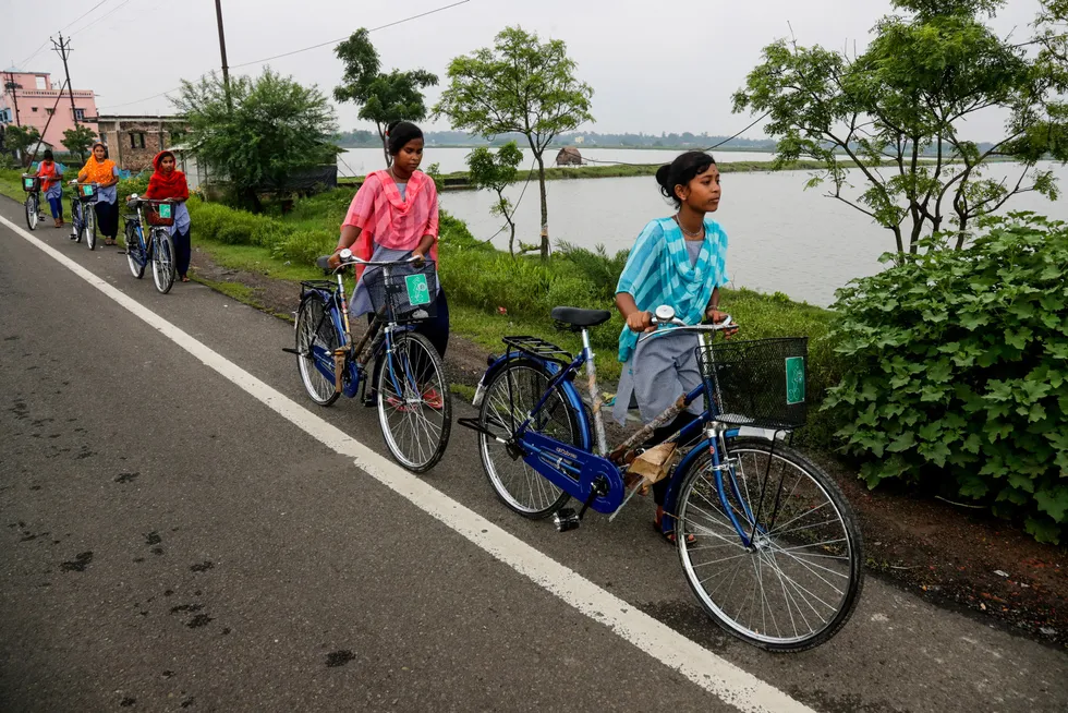Disse landsbyjentene har fått sykler gjennom et regjeringsprogram i Malancha, India. Sykler gir jentene makt over egne liv, skriver artikkelforfatteren.