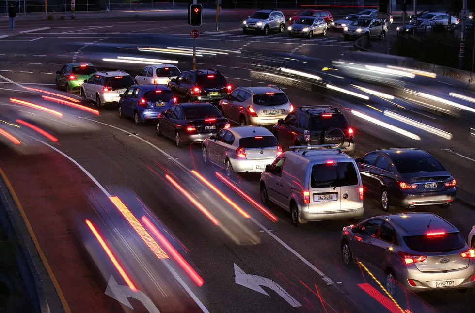 Myndighetene i Australia vurderer lovendring for å tillate at "førerne" av selvkjørende biler kan være beruset i trafikken. Bildet er fra rushtrafikken i Sydney. Foto: Rick Rycroft/AP photo/NTB scanpix