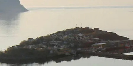 IDYLL: Vakre Husøya ligger i Øyfjorden. Lokale fiskere frykter at idyllen ikke vil vare.