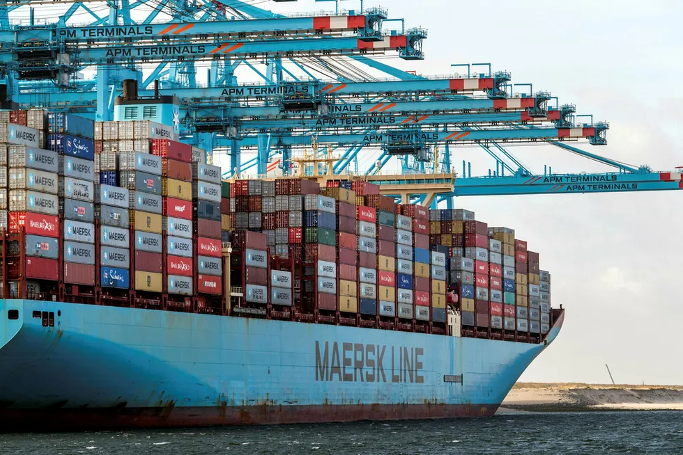 Alt gikk ikke som planlagt da Mærsk automatiserte containerhåndteringen ved en av sine terminaler i Rotterdam. På bildet heises containere ombort på et skip fra Mærsk i havnen i Rotterdam.