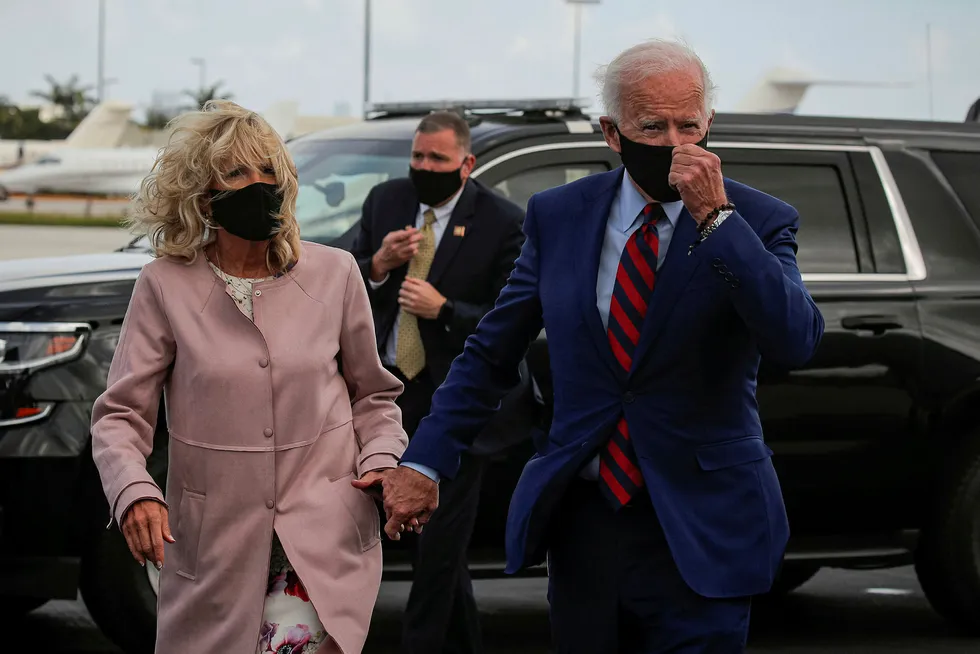 Demokratenes Joe Biden med kona Jill på vei til valgkamp i Miami, Florida.
