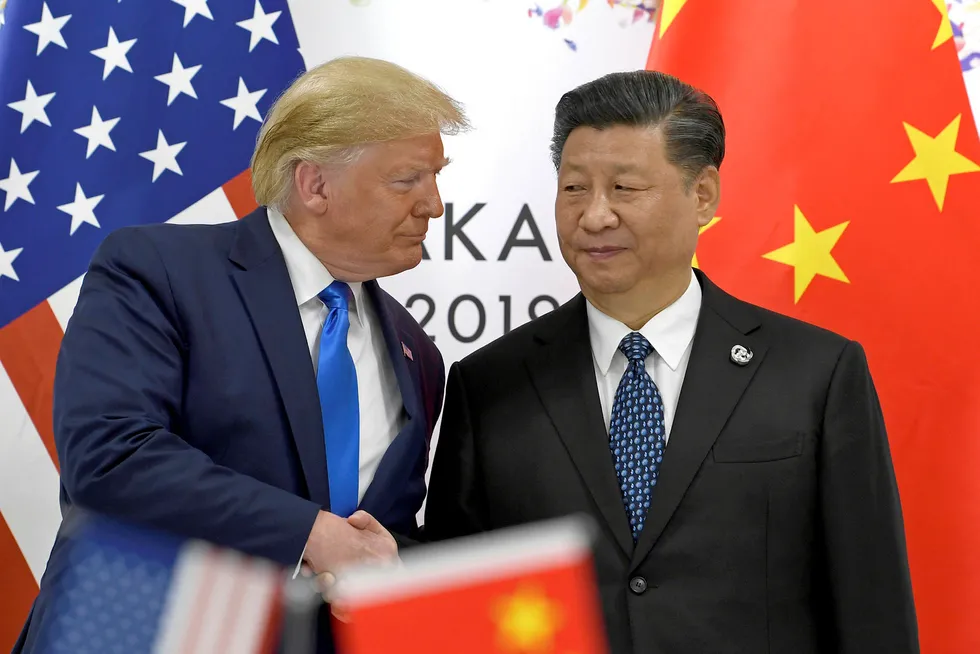 President Donald Trump og Kinas president Xi Jinping hilser foran toppmøtet dem imellom på sidelinjen til G20-møtet i Osaka i Japan.