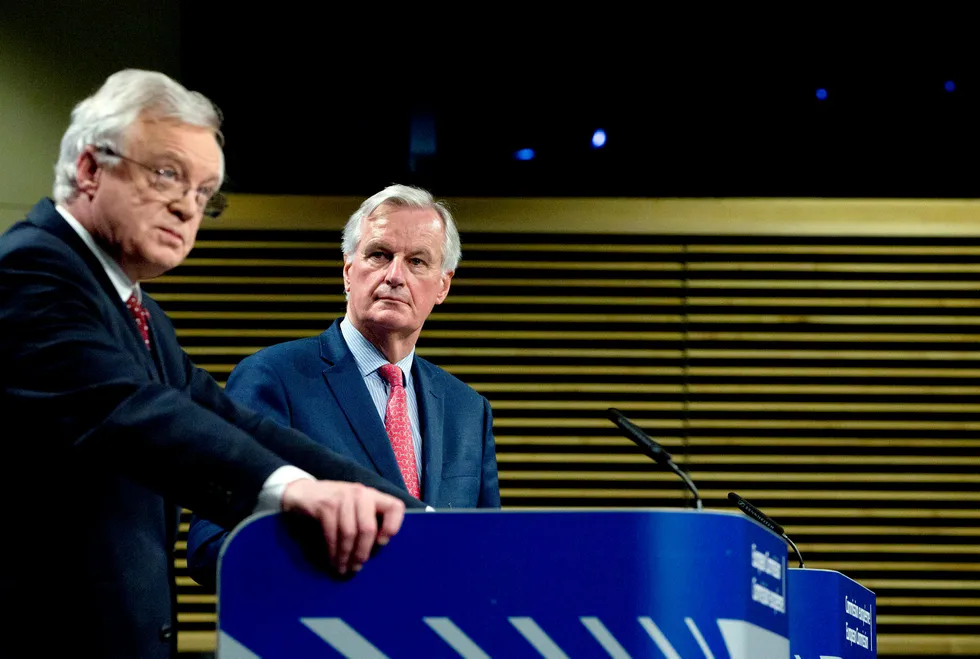 EUs sjefforhandler Michel Barnier (til høyre) har gitt Storbritannias «brexit-minister» David Davis to uker på seg til å komme med nye innrømmelser, slik at forhandlingene kan gå inn i neste fase. Foto: Virginia Mayo / AP / NTB scanpix