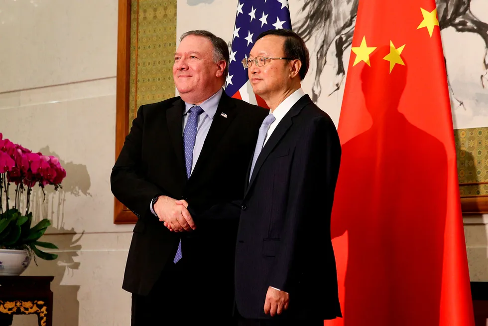 USAs utenriksminister Mike Pompeo (t.v.) og hans kinesiske motpart, Wang Yi, poserer for et felles foto i Beijing mandag.