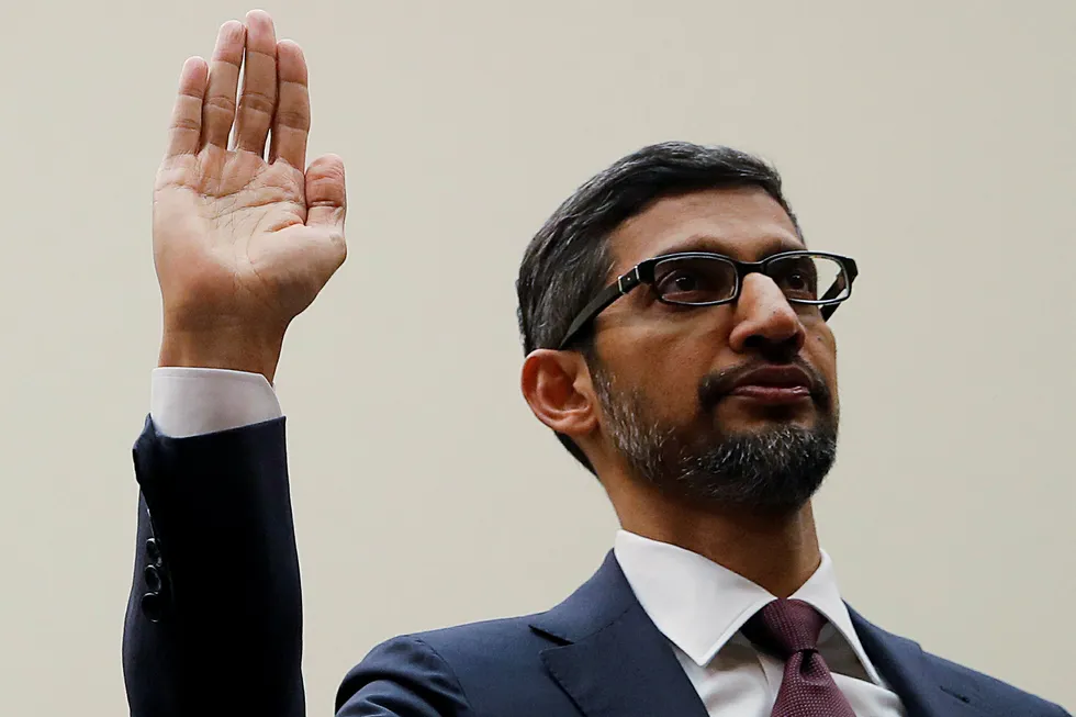 Google-sjef Sundar Pichai fikk kjørt seg da han vitnet for en komité i Representantenes hus tirsdag kveld.