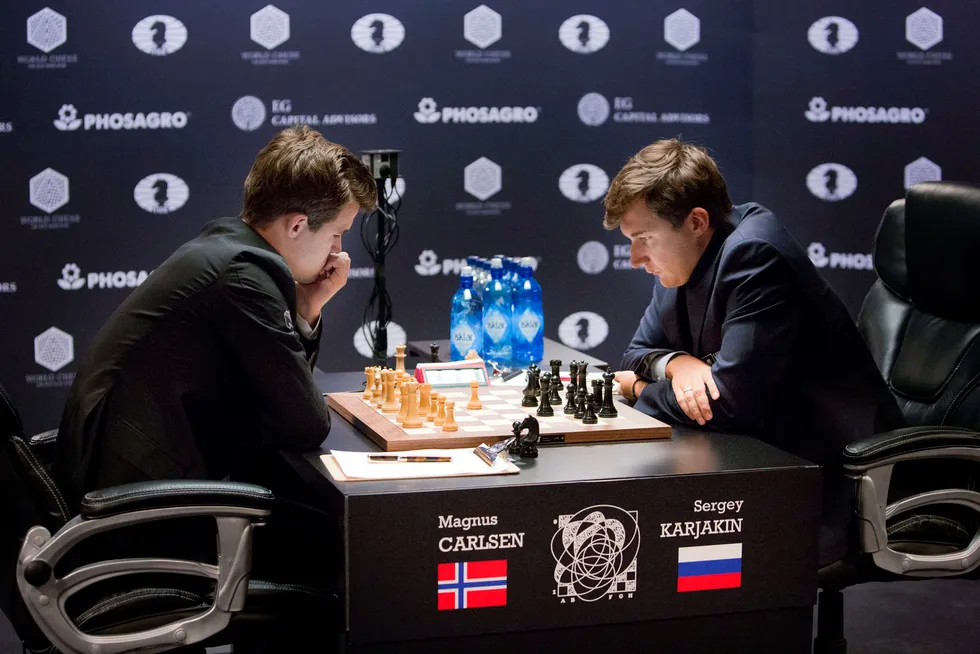 Magnus Carlsen og russiske Sergey Karjakin kjemper om verdensmestertittelen i New York. Foto: Ole Berg-Rusten/NTB Scanpix
