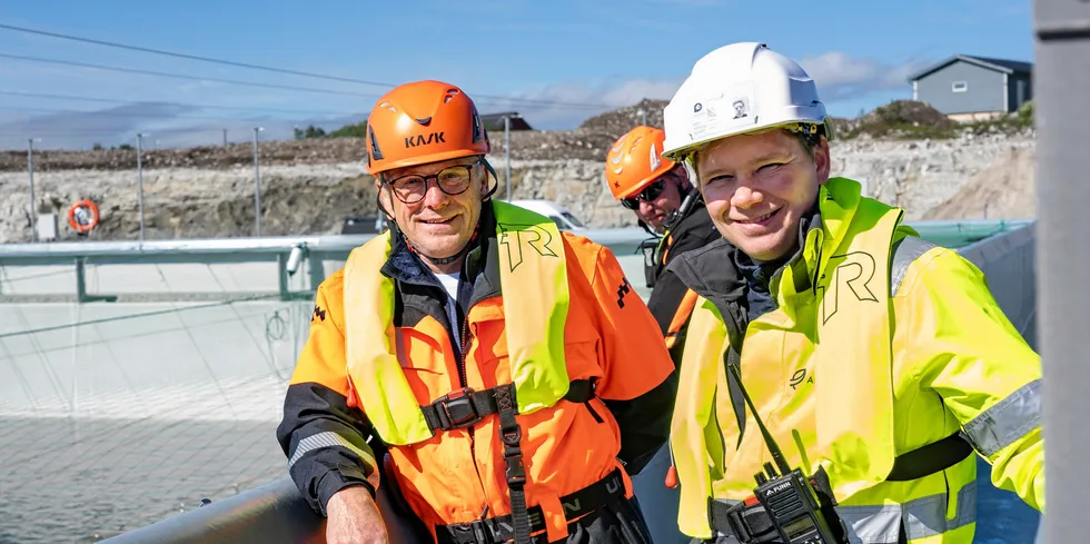 Roger Mosand (styreleder) og Martin Rasmussen (CEO) i Andfjord Salmon under smoltutsettet hos Andfjord Salmon i juni i fjor. Nås akl fisken snart slaktes.