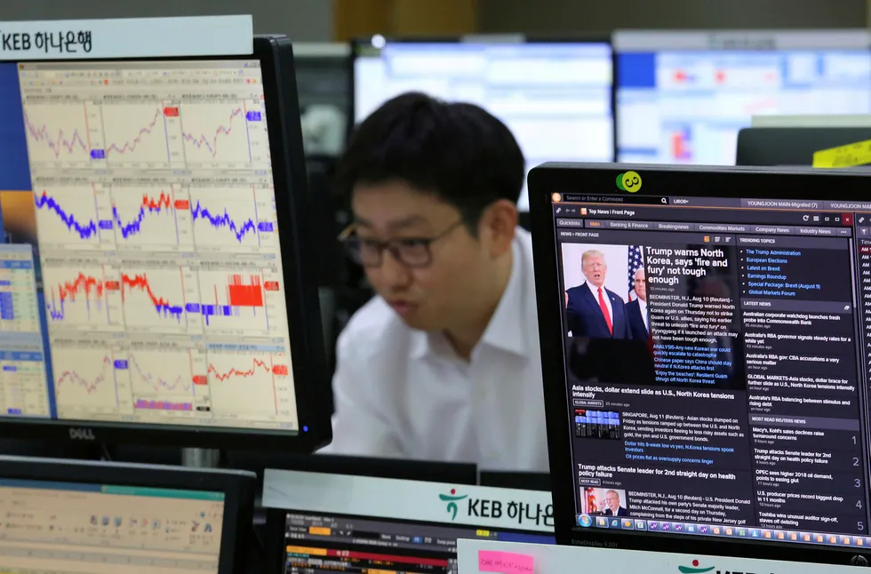 Det er uro ved de asiatiske markedene på fredag. Fryktindeksen har skutt i været det siste døgnet. Foto: Ahn Young-joon/AP/NTB Scanpix
