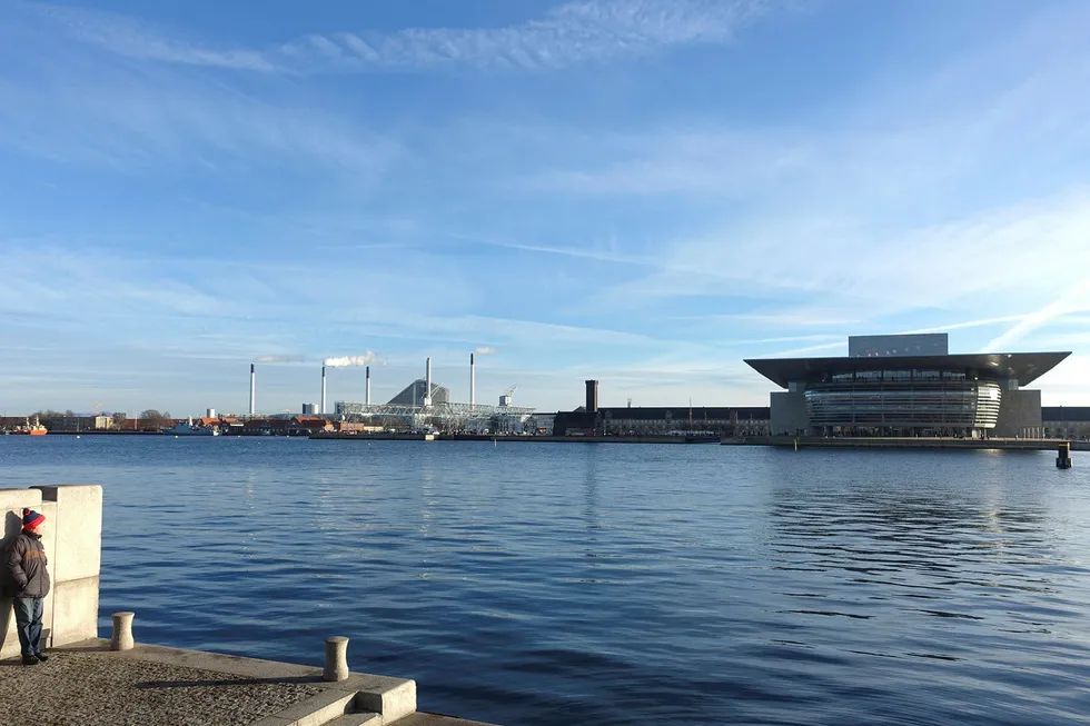 Danmark vil bygge et nytt gigantisk næringslivsområde på nye øyer i sjøen utenfor København. Bildet viser utsikt fra havnepromenaden mot operaen.