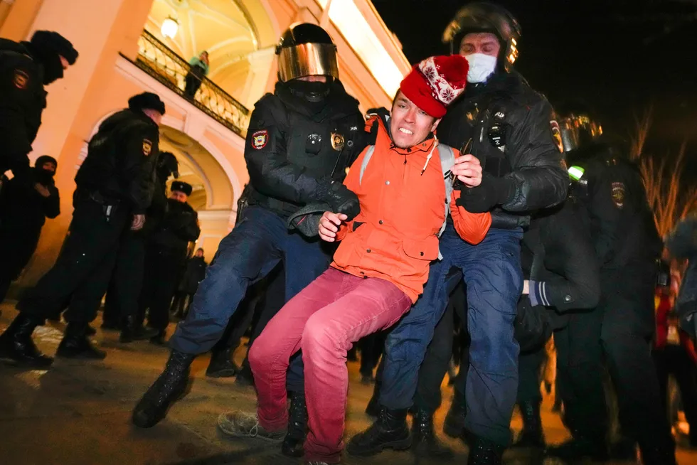 Russisk politi arresterte mange demonstranter i storbyen St. Petersburg på søndag.