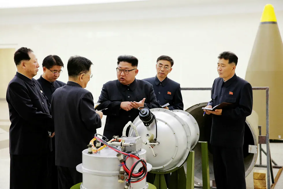 Nord-Koreas statsoverhode Kim Jong-un snakker med ansvarlige for landets atomvåpenprogram. Bildet er sendt ut av Nord-Koreas statlige nyhetsbyrå. Foto: KCNA/Reuters/NTB Scanpix
