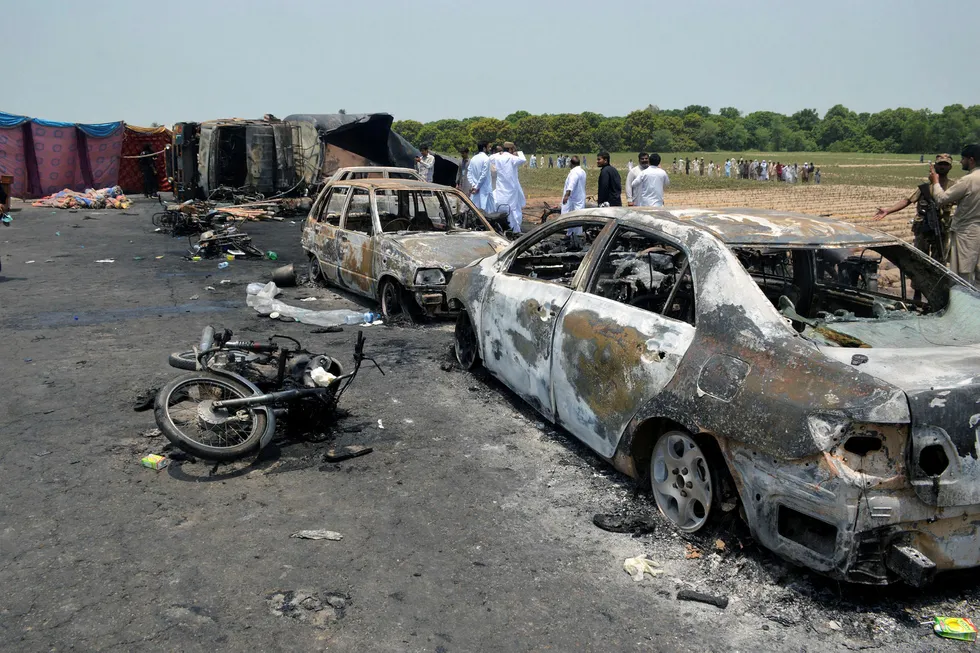 Utbrente biler og motorsykler etter at en oljetankbil eksploderte i Bahawalpur, Pakistan. Foto: STRINGER