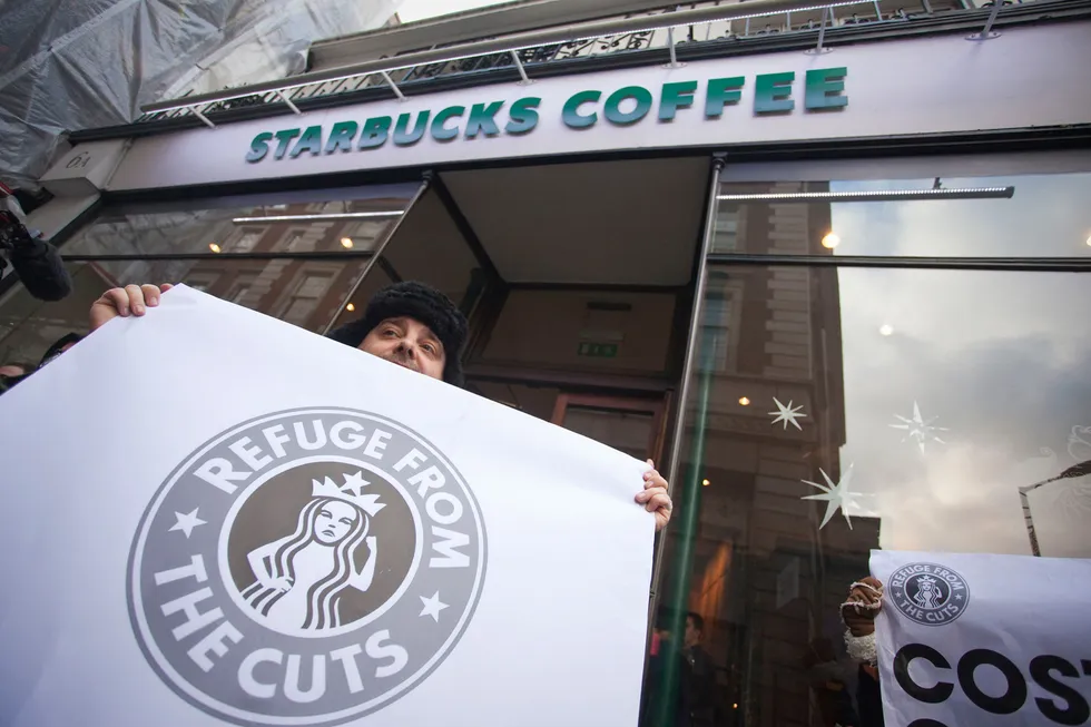 Starbucks har vært involvert i en rekke kontroverser knyttet til fagorganisering, skriver Carine Smith Ihenacho og Caroline Eriksen. Bildet er fra demonstrasjoner mot Starbucks' skatteplanlegging for vel ti år siden.