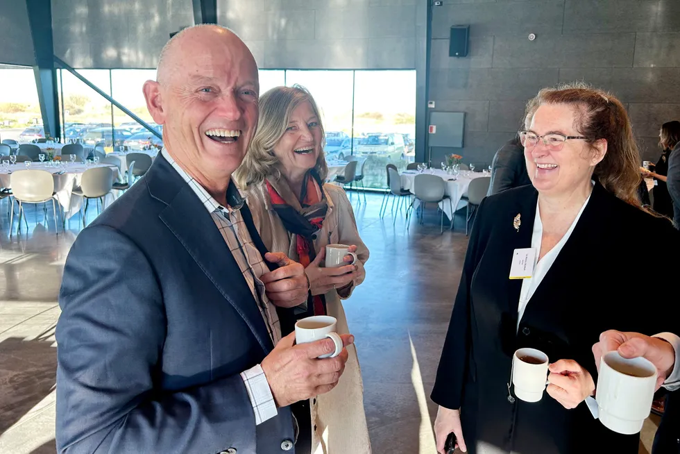 Liv Monica Stubholt (til høyre), er ikke fornøyd med kommunikasjonen til olje- og gassindustrien. Her er hun sammen med Ståle Kyllingstad i IKM Gruppen og Anne Myhrvold, toppsjef i Petroleumstilsynet.