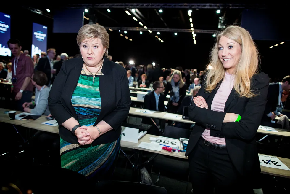Statsminister Erna Solberg sammen med Julie Brodtkorb (t.h.), her fra 2016. Brodtkorb fungerte i mange år som statsministerens høyre hånd. Foto: Ida von Hanno Bast