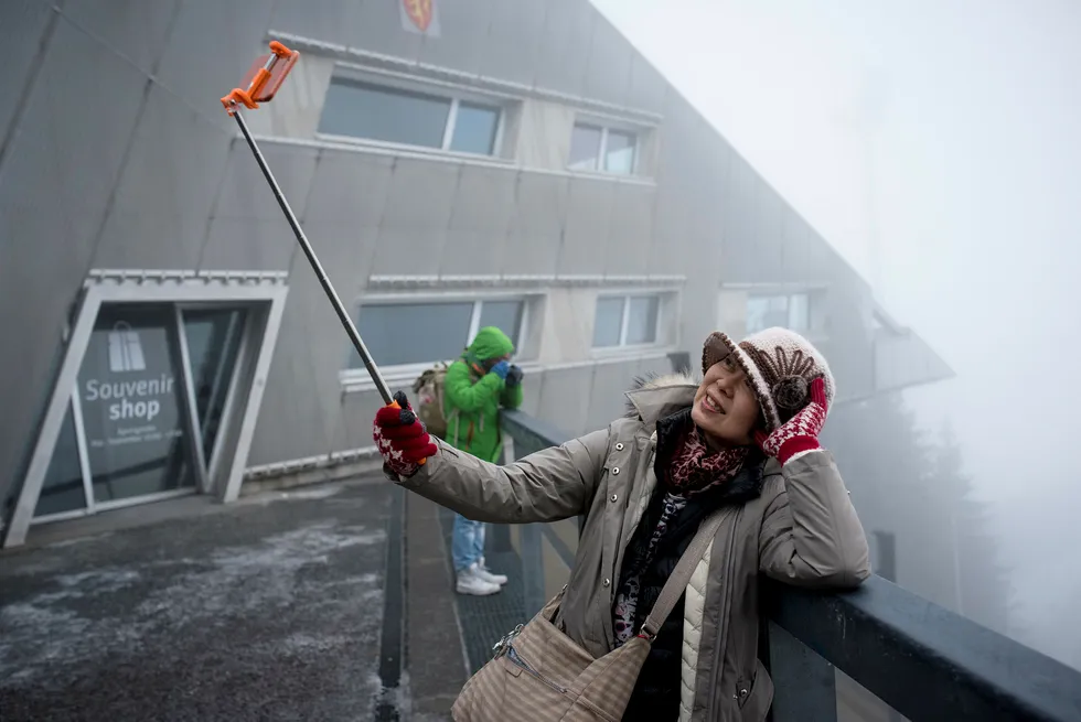 Regina Wu jobber hardt for den perfekte selfien i tåken i Holmenkollen. Foto: Skjalg Bøhmer Vold