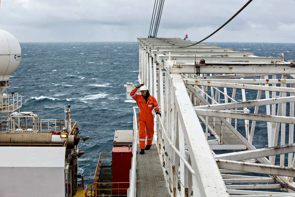 Oljeprisen falt kraftig fredag ettermiddag. Her fra boreriggen «Leiv Eriksson» på Altafunnet i Barentshavet.
