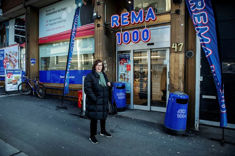 På Sofienberg i Oslo er det 263 skritt mellom to Rema-butikker. Margrete Klakegg holder en knapp på Kiwi, men veksler alt etter som.