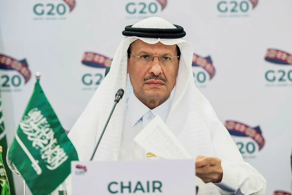 Abdulaziz bin Salman tror produksjonskuttene kan bli større enn 9,7 millioner fat om dagen.