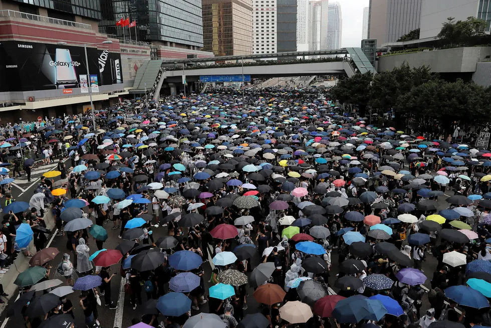 Demonstranter blokkerer hovedveiene gjennom Hongkong.