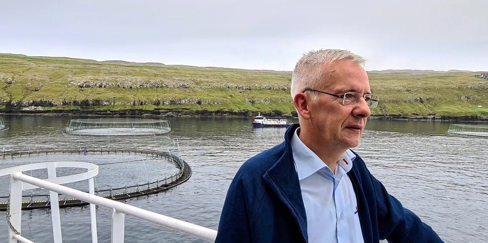 Bakkafrost-sjef Regin Jacobsen. Her ver sjølokaliteten Gulen (A02) rett utenfor Torshavn, som er den av lokalitetene til Bakkafrost som har mest strøm.