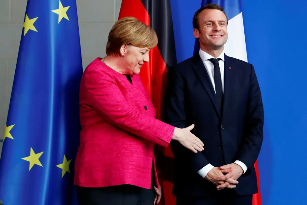 Merkel og Macron (2017-). Emmanuel Macrons ambisjon er et mer aktivt EU, med et eget investeringsbudsjett og finansminister. For å få det til trengs det flere tyske penger. Merkel har fulgt ham et stykke på vei, men langt fra så aktivt som den franske presidenten ønsker.