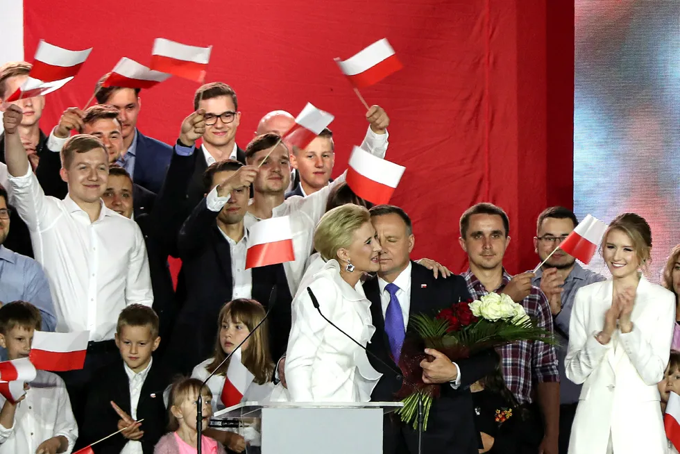 Polens sittende president Andrzej Duda møter sine tilhengere i Pultusk søndag. Her sammen med sin kone Agata Kornhauser-Duda,
