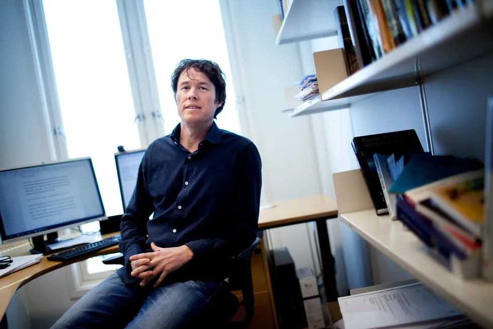 Ola Kvaløy, professor i økonomi ved Handelshøgskolen ved Universitetet i Stavanger, går hard i rette med regjeringen etter at den droppet å gå videre med den omfattende utredningen fra skatteutvalget.