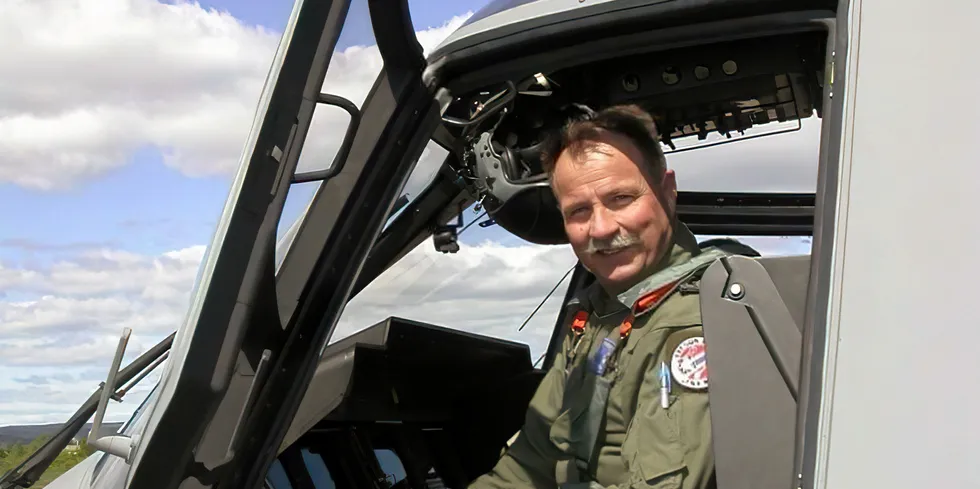 Kjell Hans Martinsen er en lang karriere i Forsvaret, og er den med flest timer i Lynx-helikopteret, som NH-90 avløste i 2014. Her er han på pilotplass i skandalehelikopteret NH-90.